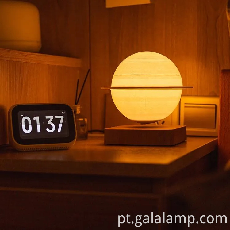 Luzes autobiográficas de Saturno Maglev, Luzes da sala decoradas do ambiente